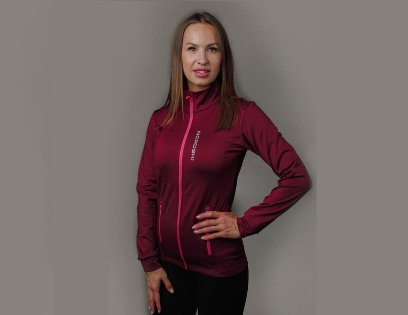 На рукавах Nordski LAYER WINE (W) — плотные манжеты с резинкой, они не растянутся от стирок и тренировок