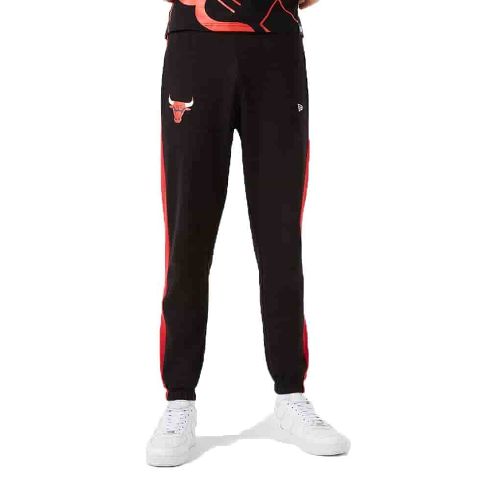 

Брюки New Era, New Era CHICAGO BULLS NBA TEAM LOGO STRIPE BLACK JOGGERS Брюки баскетбольные Черный/Красный XL