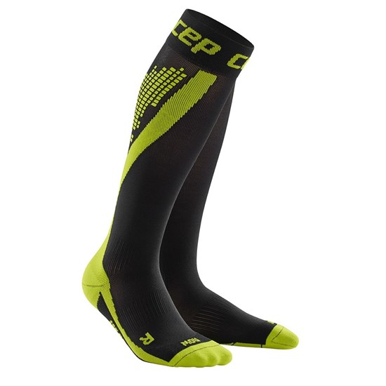 CEP NIGHTTECH COMPRESSION RUNNING SOCKS (W) Компрессионные гольфы со светоотражателями женские Черный/Салатовый - фото 286348