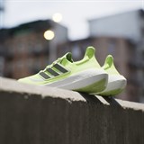 Adidas ULTRABOOST LIGHT Кроссовки беговые Салатовый/Черный - фото 272382