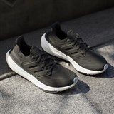 Adidas ULTRABOOST LIGHT (W) Кроссовки беговые женские Черный/Белый - фото 278681 Adidas ULTRABOOST LIGHT (W) Кроссовки беговые женские Черный/Белый - фото 278681