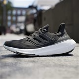Adidas ULTRABOOST LIGHT (W) Кроссовки беговые женские Черный/Белый - фото 278682 Adidas ULTRABOOST LIGHT (W) Кроссовки беговые женские Черный/Белый - фото 278682