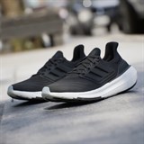 Adidas ULTRABOOST LIGHT (W) Кроссовки беговые женские Черный/Белый - фото 278683 Adidas ULTRABOOST LIGHT (W) Кроссовки беговые женские Черный/Белый - фото 278683