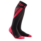 CEP NIGHTTECH COMPRESSION RUNNING SOCKS (W) Компрессионные гольфы со светоотражателями женские Черный/Розовый - фото 282195