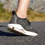 Mizuno WAVE NEO WIND (W) Кроссовки беговые женские Черный - фото 290406