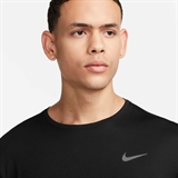 Nike DRI-FIT UV MILER SHORT-SLEAVE RUNNING TOP Футболка беговая Черный - фото 306109 Nike DRI-FIT UV MILER SHORT-SLEAVE RUNNING TOP Футболка беговая Черный - фото 306109