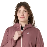 Asics CORE JACKET (W) Куртка беговая ветрозащитная женская Темно-розовый - фото 315604 Asics CORE JACKET (W) Куртка беговая ветрозащитная женская Темно-розовый - фото 315604
