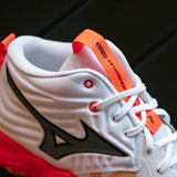 Mizuno WAVE MOMENTUM ELITE MID Кроссовки волейбольные Белый/Оранжевый - фото 320454