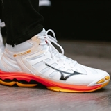 Mizuno WAVE VOLTAGE 2 MID Кроссовки волейбольные Белый/Оранжевый - фото 320457