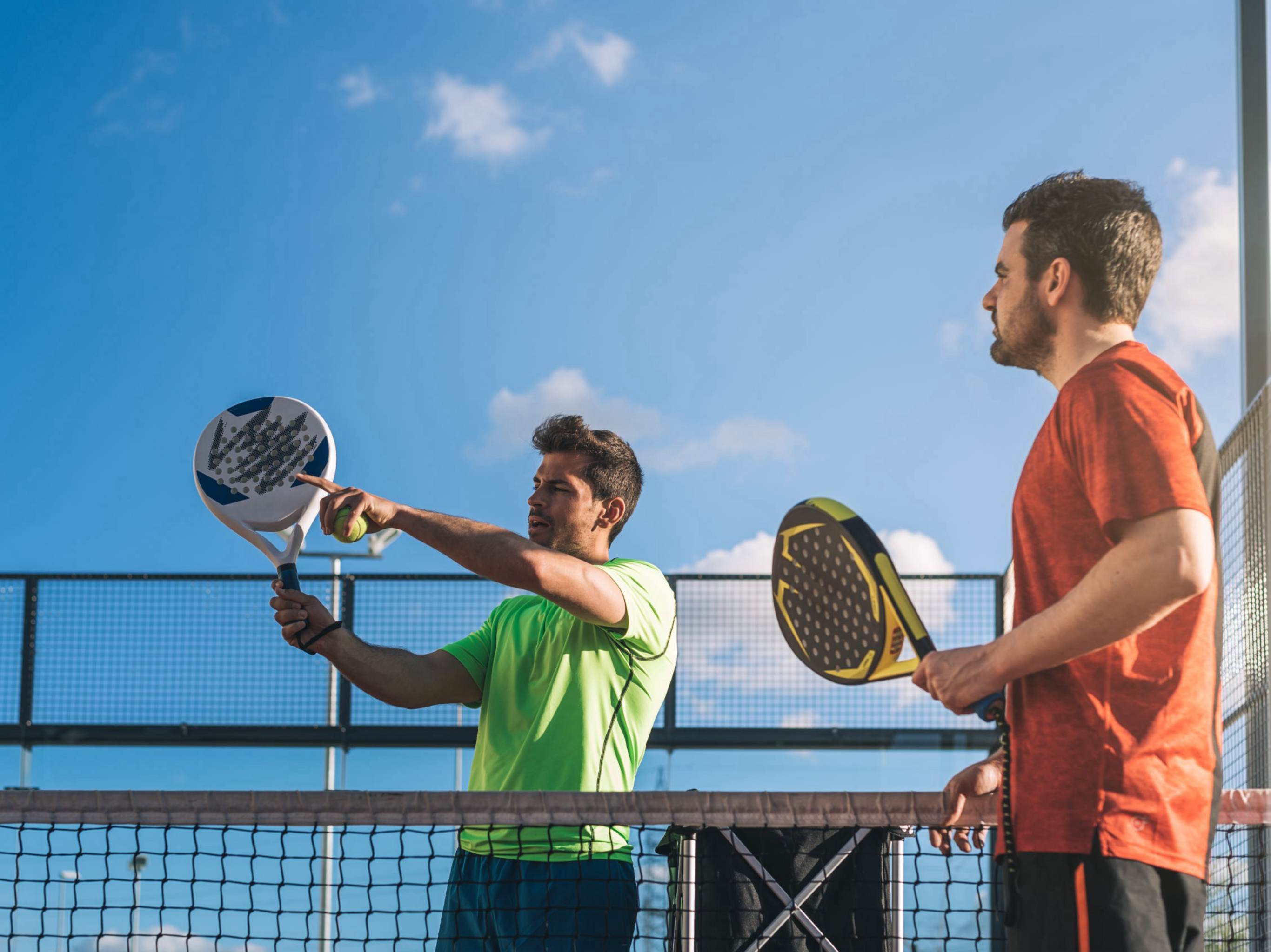 в чем отличие падела от тенниса